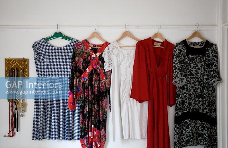 Collection de robes vintage suspendues