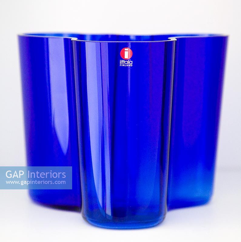 Détail de trois verres bleus