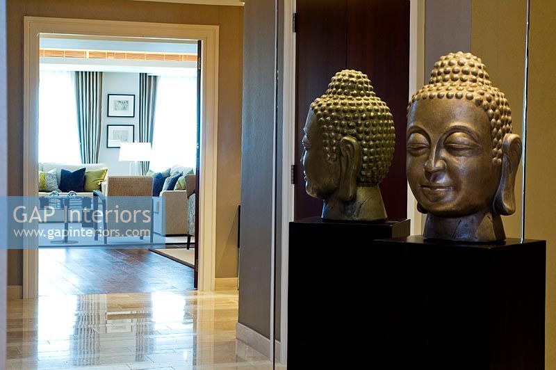 Couloir moderne avec sculpture de Bouddha reflétée dans le miroir