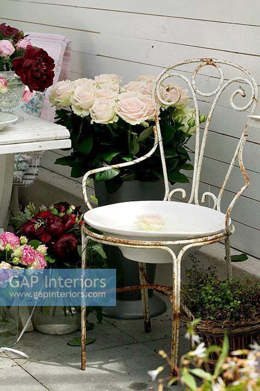 Chaise vintage en fer et compositions florales