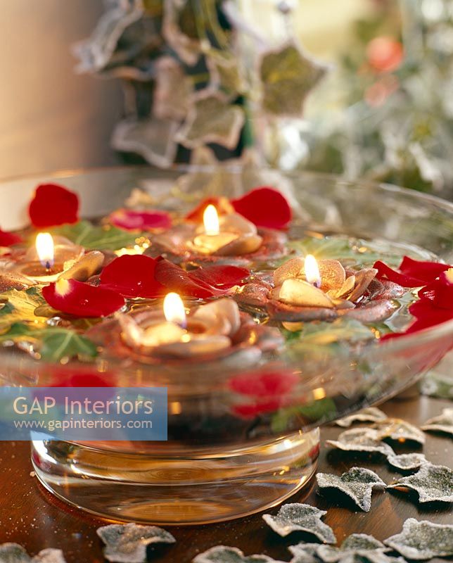 Bougies florales flottantes dans un bol d'eau