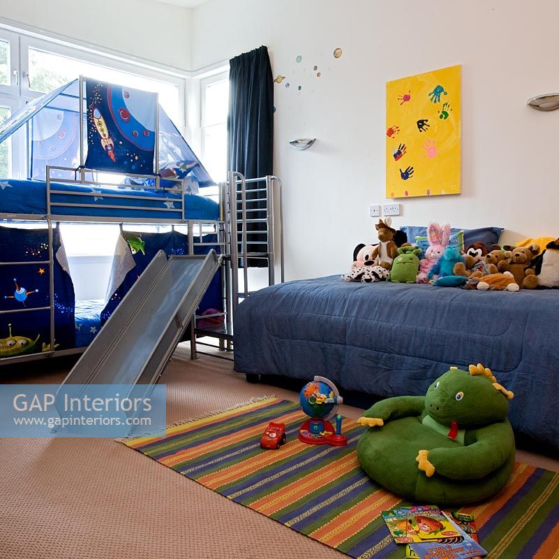 Chambre d'enfant moderne avec toboggan du lit