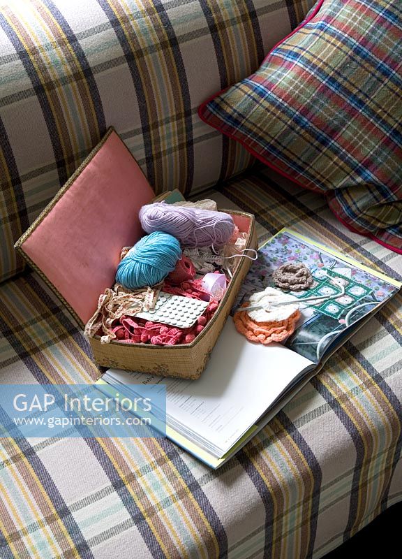 Boîte à couture sur canapé tartan