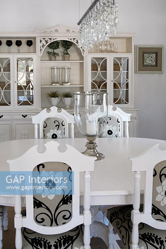 Table à manger classique et chaises décoratives