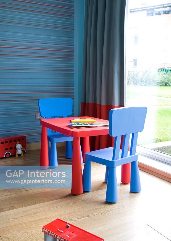 Table et chaises colorées dans la chambre des enfants