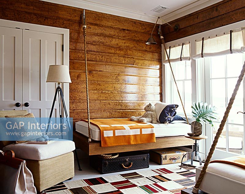 Chambre classique avec murs lambrissés en bois