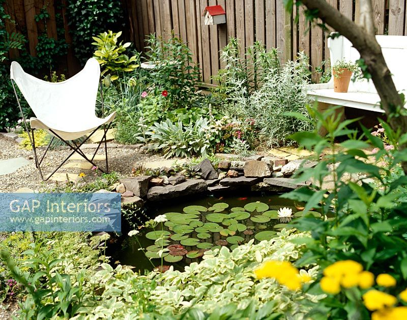 Salon de jardin autour d'un étang ornemental