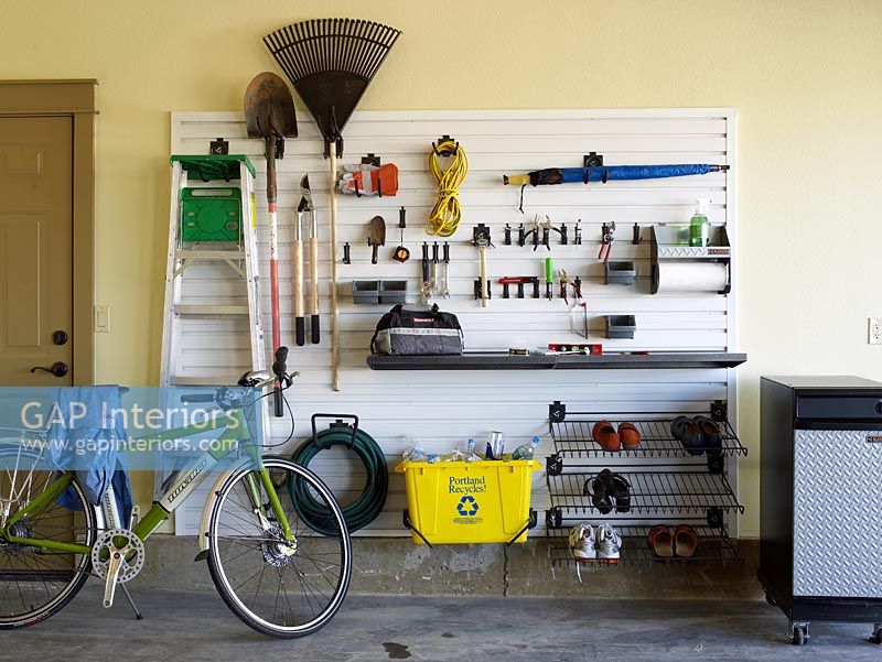 Vélo et outils dans le garage