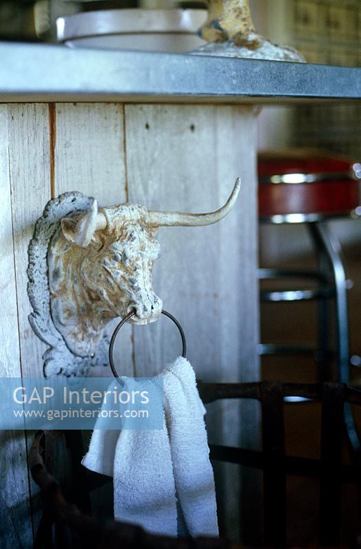 Porte-torchon en forme de taureau dans la cuisine de campagne