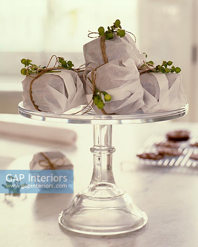 Gâteaux enveloppés de façon décorative sur un support à gâteaux
