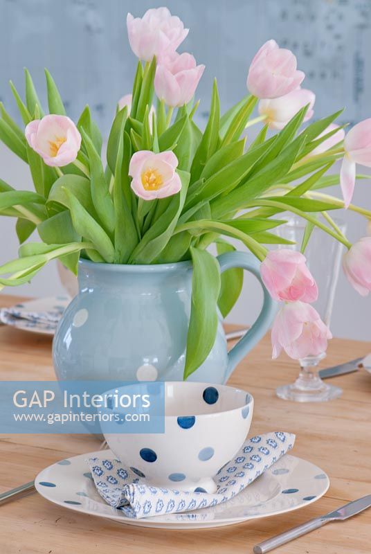 Détail de tulipes roses sur table à manger