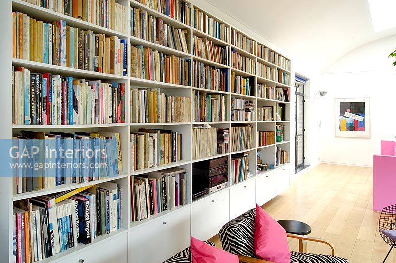 Bibliothèques pleine longueur dans le salon moderne