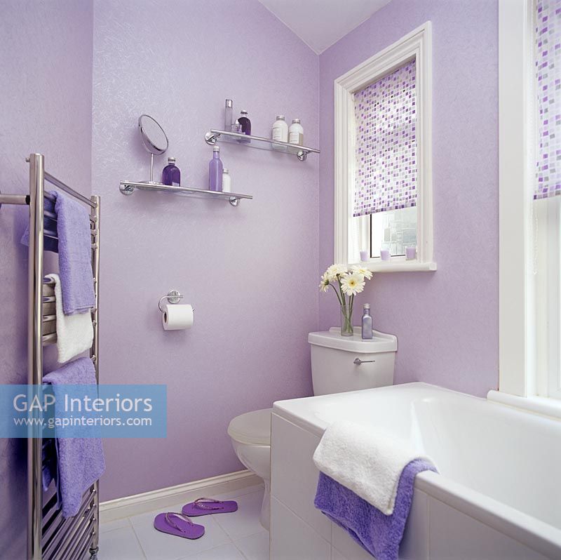 Salle de bain violette moderne