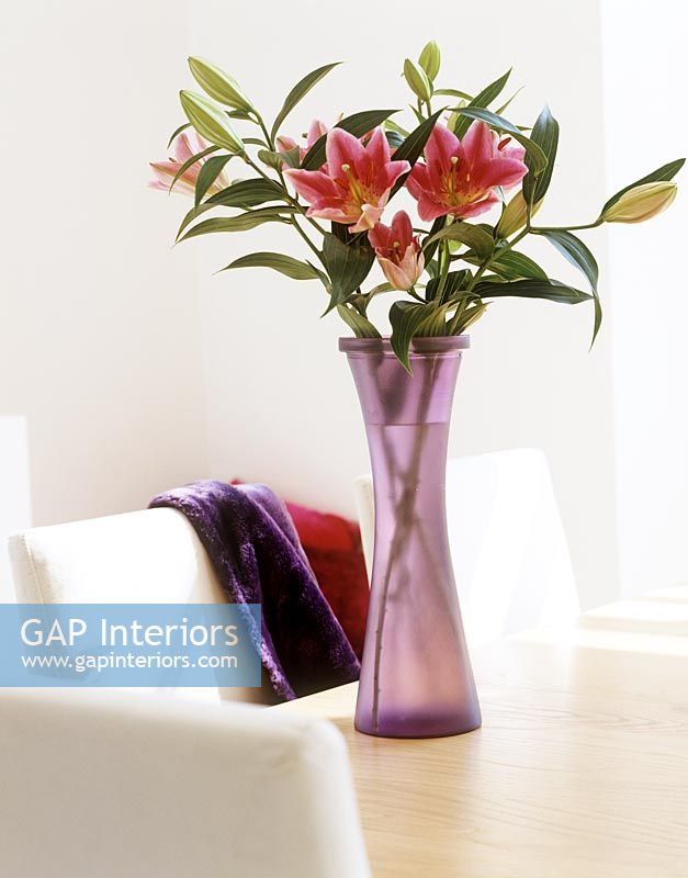 Vase de fleurs sur table