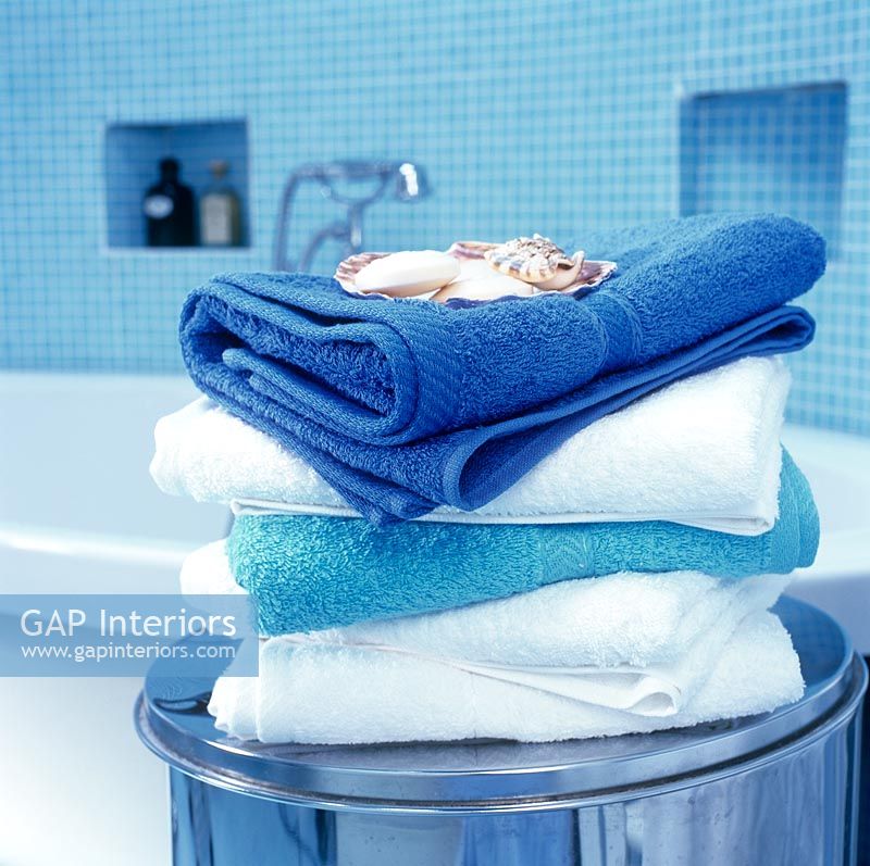 Pile de serviettes dans la salle de bain moderne