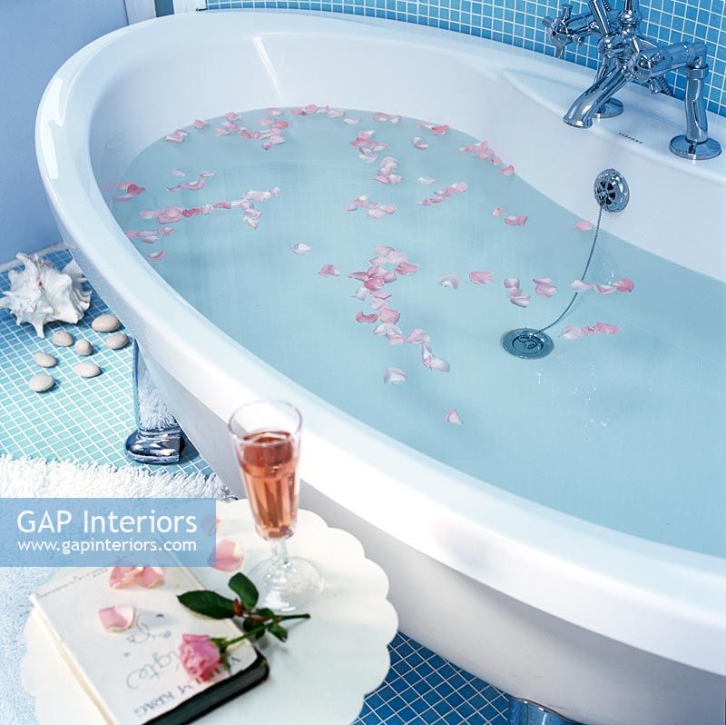 Pétales de rose flottant dans un bain moderne