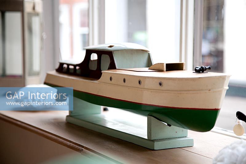 Détail du modèle de bateau sur le rebord de la fenêtre