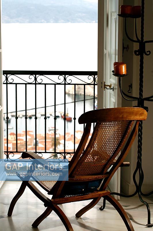 Chaise en bois à portes françaises avec vue sur la mer