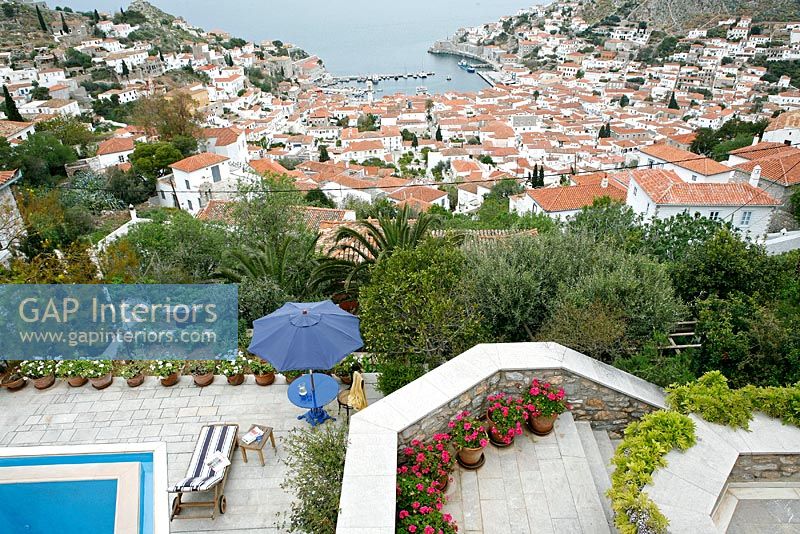 Terrasse avec piscine donnant sur la ville côtière