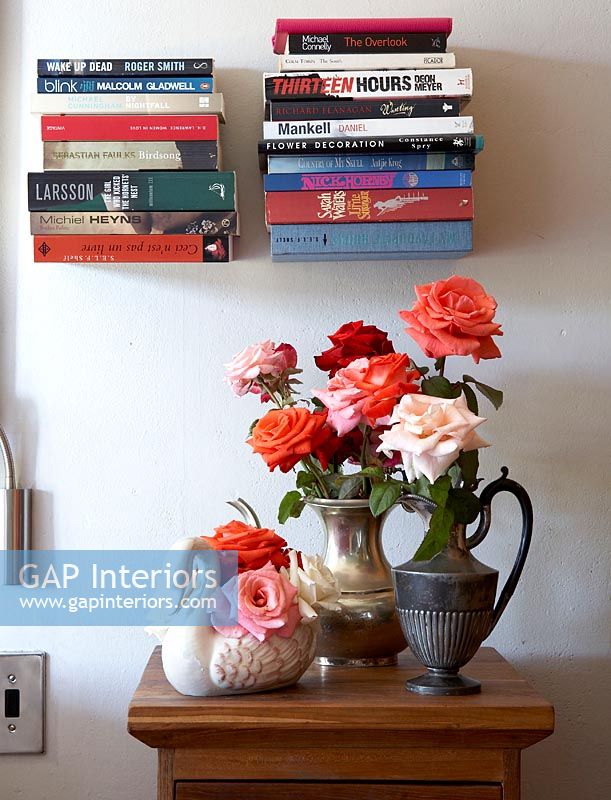 Vases de fleurs sur table d'appoint
