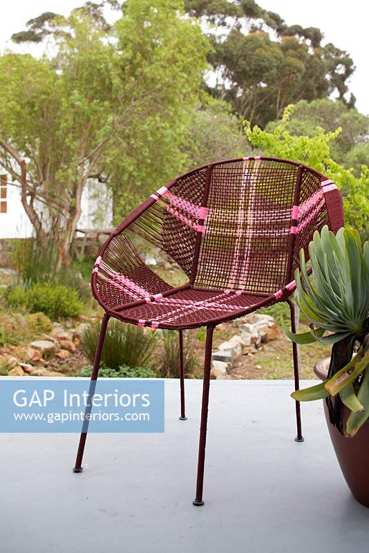 Chaise de jardin à motifs sur terrasse