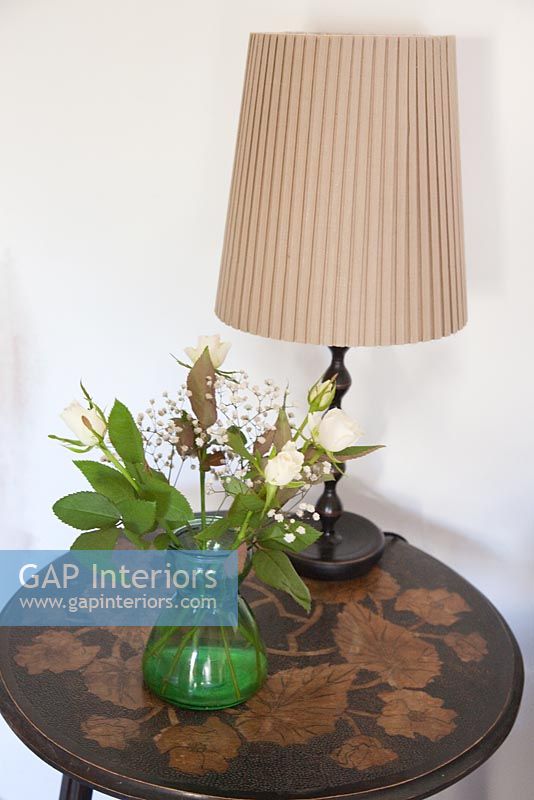 Vase de fleurs et lampe sur table d'appoint vintage