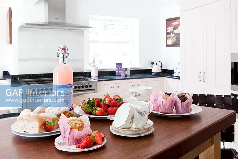 Table de cuisine moderne avec des fraises
