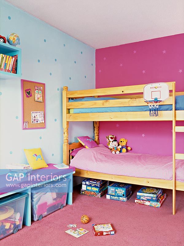 Chambre colorée pour enfants avec lits superposés