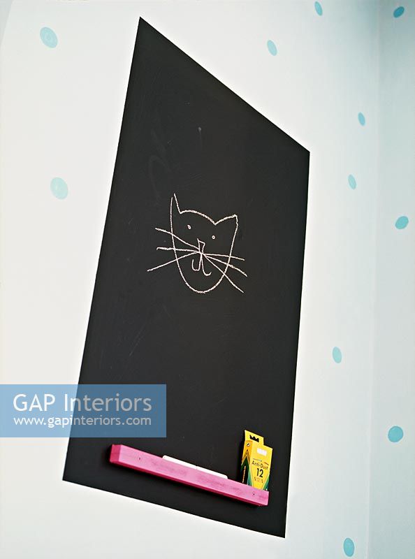 Chat dessiné sur tableau noir dans la chambre des enfants