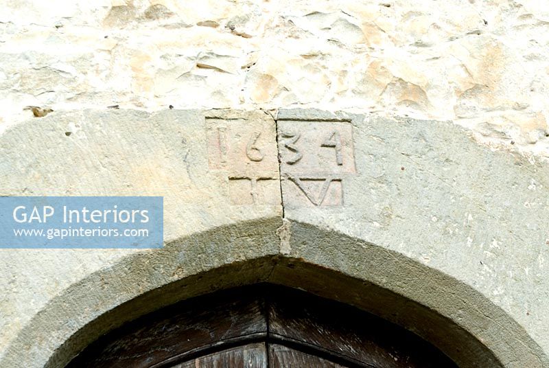 Date sculptée dans l'arche de pierre au-dessus de la porte d'entrée