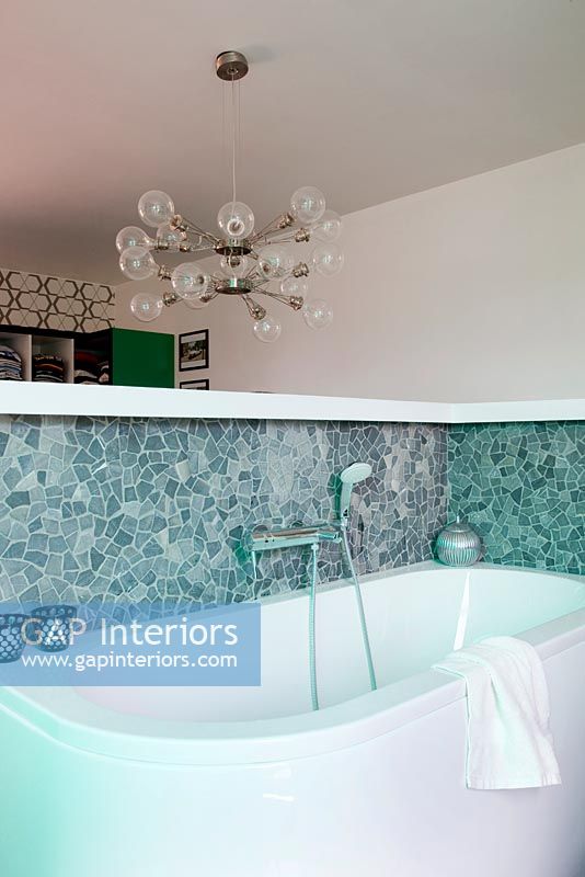 Salle de bain moderne avec crédence en mosaïque