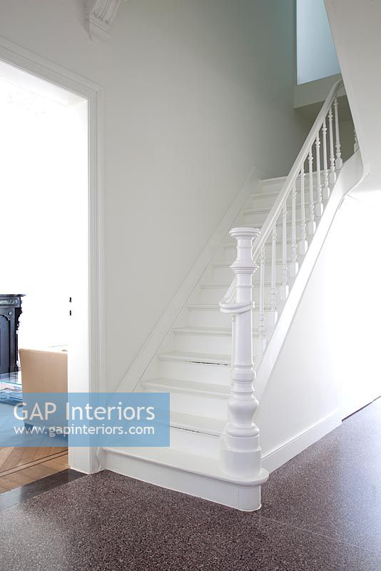Escalier classique peint en blanc