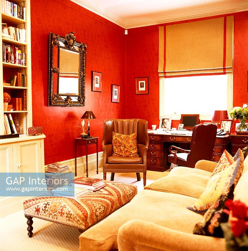 Salon classique avec murs peints en rouge