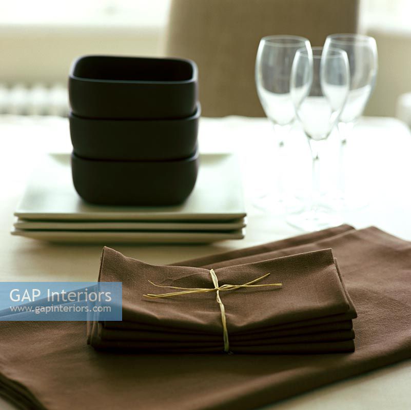 Détail de serviettes sur table à manger moderne
