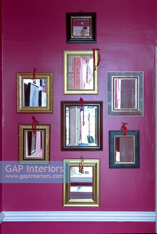 Affichage de miroirs sur mur coloré