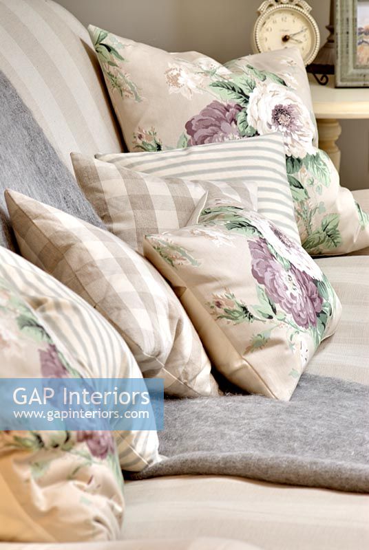 Coussins à motifs floraux sur canapé