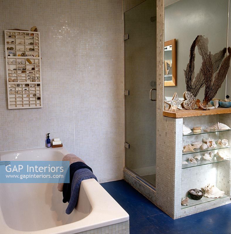 Salle de bain moderne avec étalage de coquillages