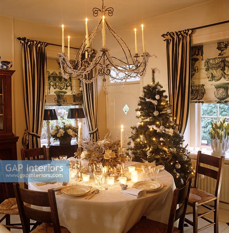 Salle à manger classique décorée pour Noël