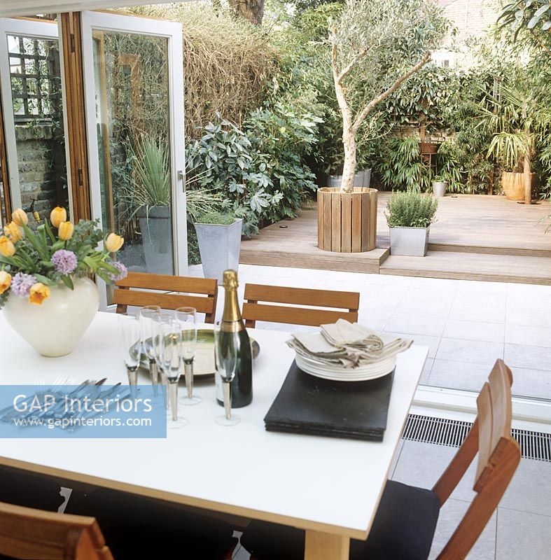 Table à manger moderne sur terrasse extérieure