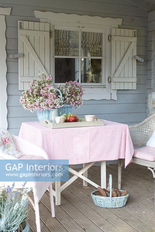 Table et chaises de jardin sur le porche de la maison d'été