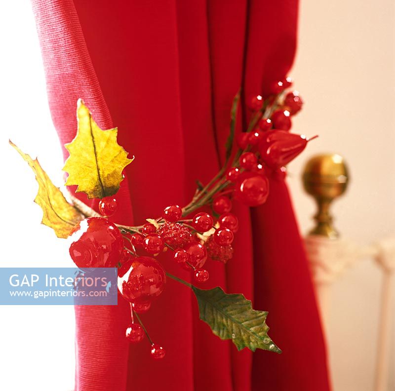 Décoration de Noël nouée autour d'un rideau rouge