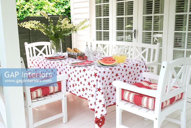 Table à manger et chaises sur terrasse