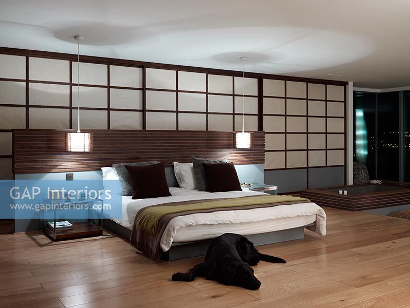 Chambre moderne avec mur d'écran de style japonais