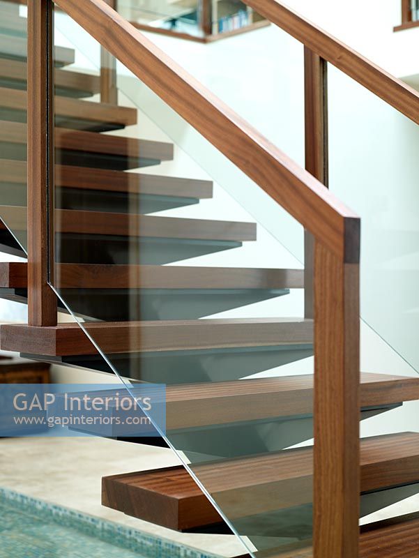 Détail de l'escalier moderne en bois et en verre