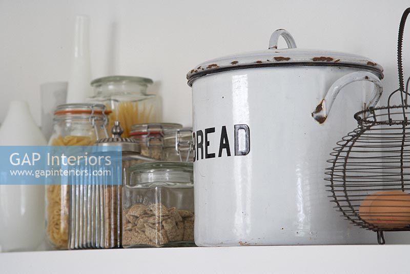 Boîte à pain vintage et pots de stockage sur étagère