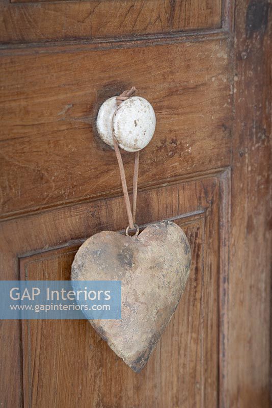 Pendentif en forme de coeur suspendu à un bouton de porte