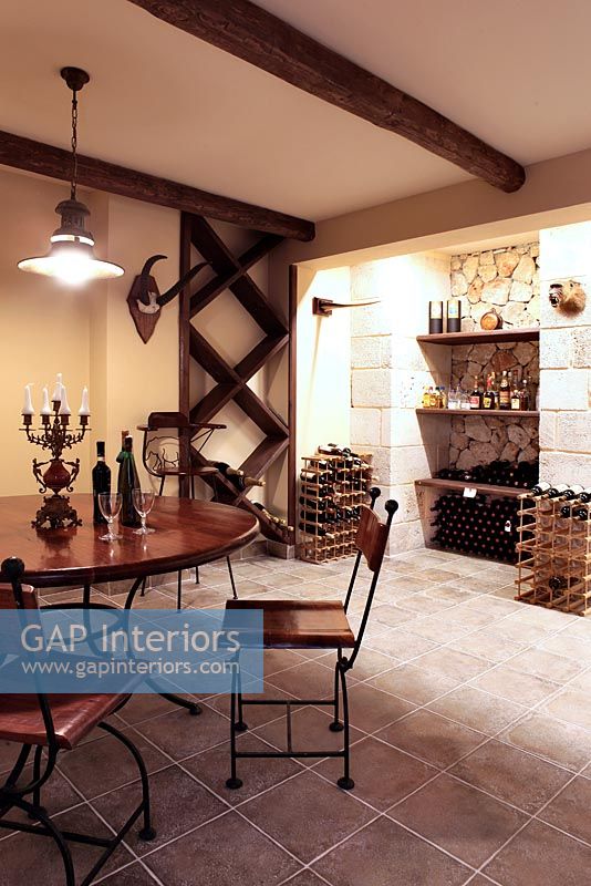 Cave à vin classique avec table et chaises