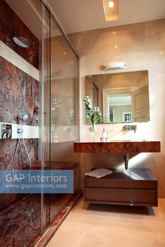 Salle de bain moderne avec parois de douche en marbre