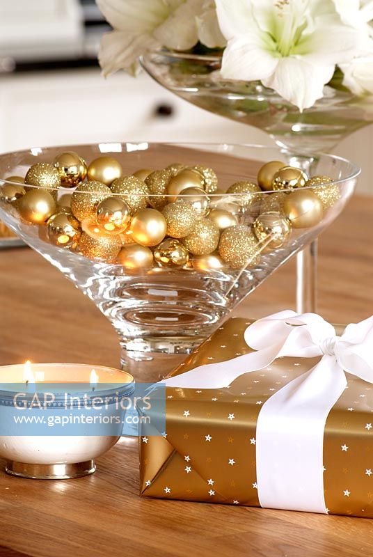 Boules d'or en verre sur la table de Noël