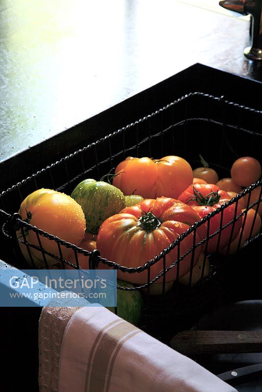 Panier de tomates dans l'évier de cuisine